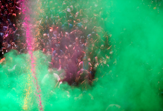 مهرجان الألوان المبهجة فى الهند احتفالا بقدوم فصل الربيع (11)