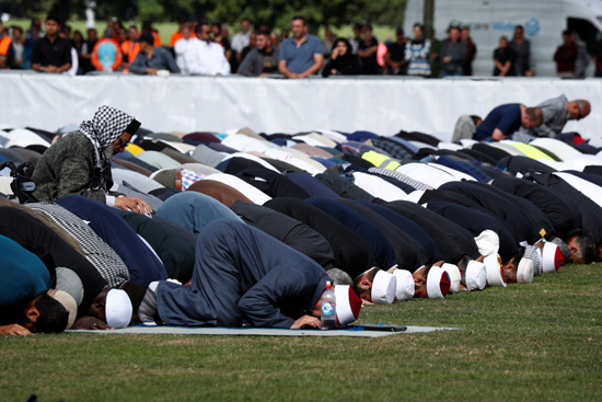 الآلاف فى تأبين ضحايا هجوم المسجدين بنيوزيلندا  (14)