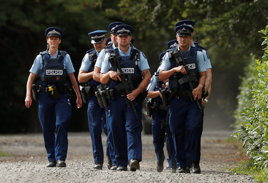 الآلاف فى تأبين ضحايا هجوم المسجدين بنيوزيلندا  (8)