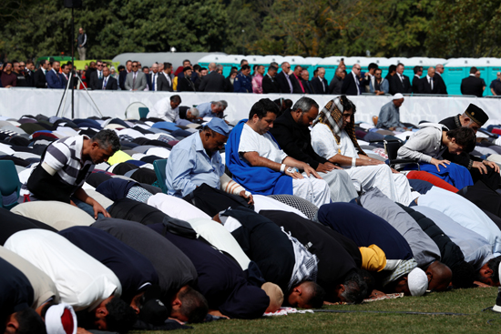 الآلاف فى تأبين ضحايا هجوم المسجدين بنيوزيلندا  (9)