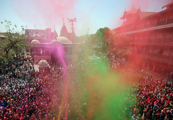 مهرجان الألوان المبهجة فى الهند احتفالا بقدوم فصل الربيع (16)