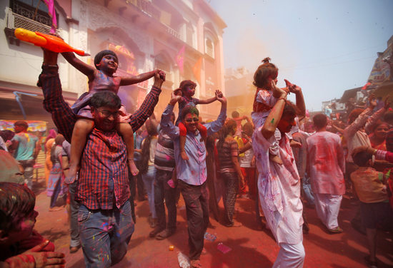 مهرجان الألوان المبهجة فى الهند احتفالا بقدوم فصل الربيع (14)