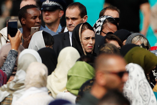 الآلاف فى تأبين ضحايا هجوم المسجدين بنيوزيلندا  (2)