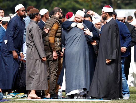 الآلاف فى تأبين ضحايا هجوم المسجدين بنيوزيلندا  (15)