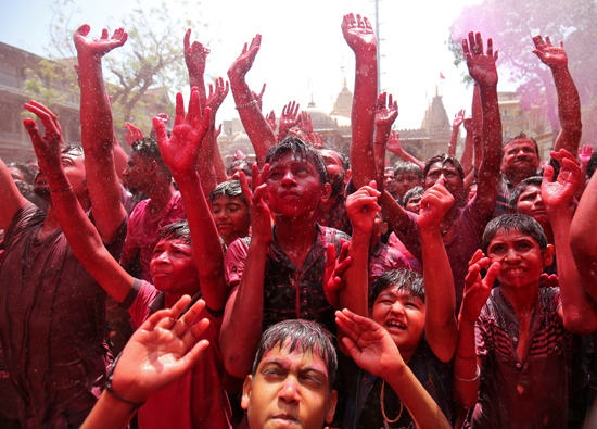 مهرجان الألوان المبهجة فى الهند احتفالا بقدوم فصل الربيع (21)