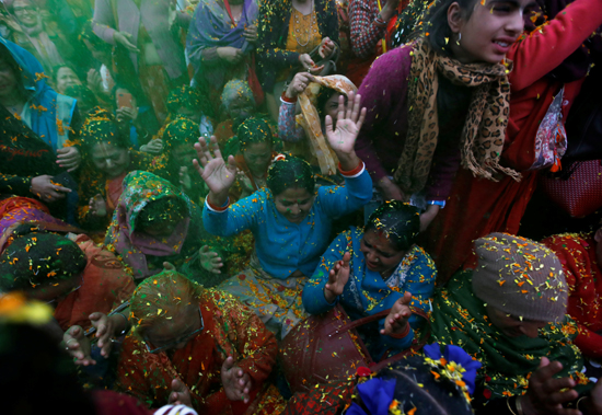 مهرجان الألوان المبهجة فى الهند احتفالا بقدوم فصل الربيع (8)
