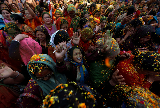 مهرجان الألوان المبهجة فى الهند احتفالا بقدوم فصل الربيع (3)