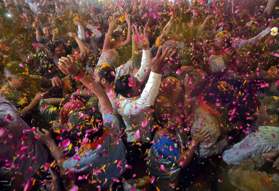 مهرجان الألوان المبهجة فى الهند احتفالا بقدوم فصل الربيع (2)
