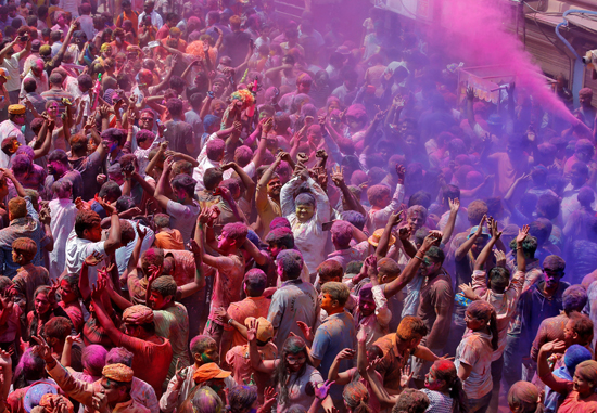 مهرجان الألوان المبهجة فى الهند احتفالا بقدوم فصل الربيع (18)