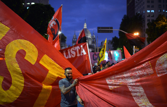 مظاهرات فى البرازيل ضد رفع سن التقاعد  (2)