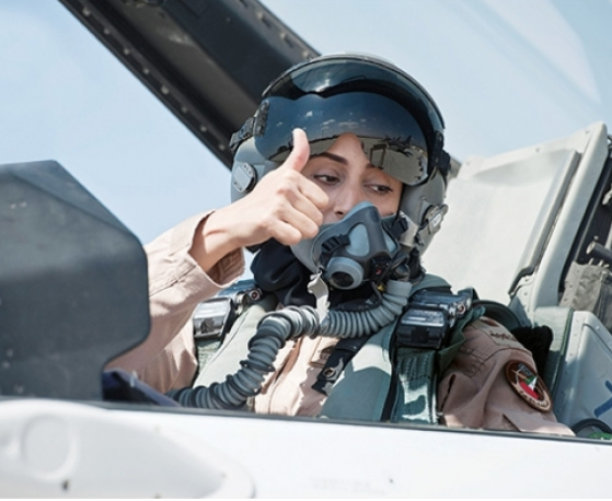 521707-مريم-المنصورى-خلال-قيادة-أحد-الطائرات