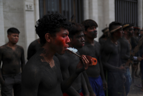 السكان الأصليون فى البرازيل يحتجون على تعديل نظام الصحة  (1)
