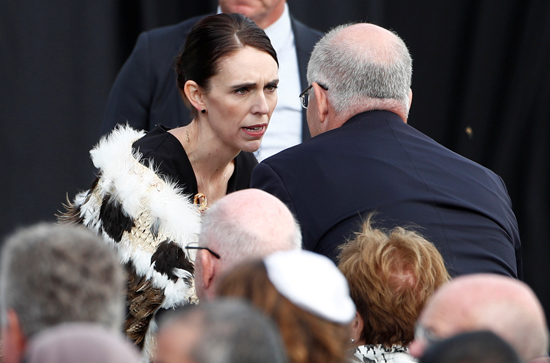 رئيسة وزراء نيوزيلندا تواصل تضمد جراح  أهالى الضحايا (2)