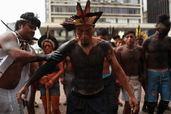 السكان الأصليون فى البرازيل يحتجون على تعديل نظام الصحة  (2)