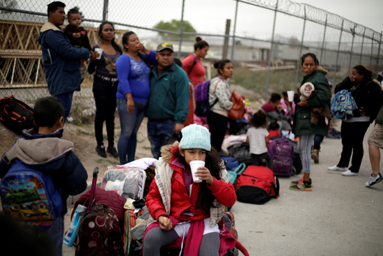 مهاجرين المكسيك يحاولون العبور لأمريكا (2)