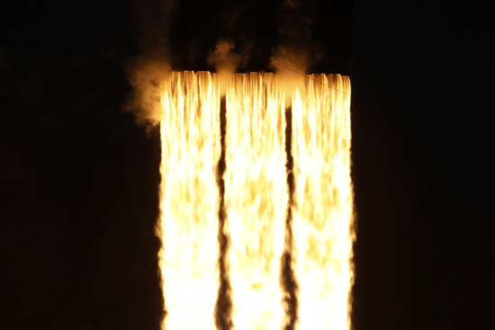لحظة إطلاق أقوى صاروخ للفضاء (10)