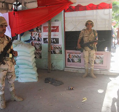 57426-انتشار-قوات-الأمن-أمام-مقار-اللجان-لتأمين-الاستفتاء-(9)