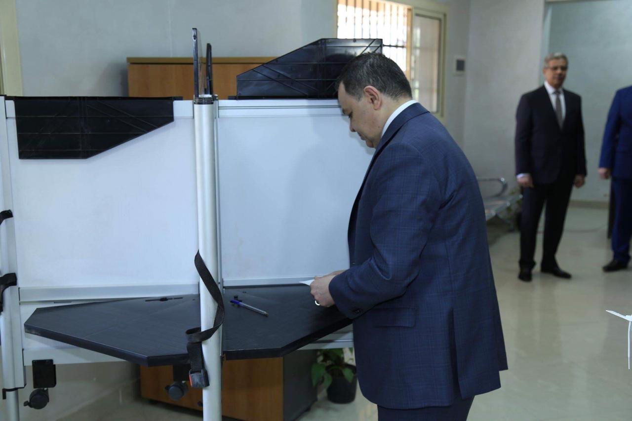 السيد محمود توفيق وزير الداخلية يدلى بصوته فى الإستفتاء (5)