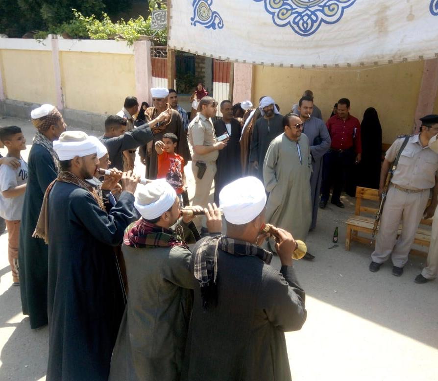 مسيرة بالطبل البلدي والمزمار لأهالي الغنايم بأسيوط لدعم التعديلات الدستورية (1)