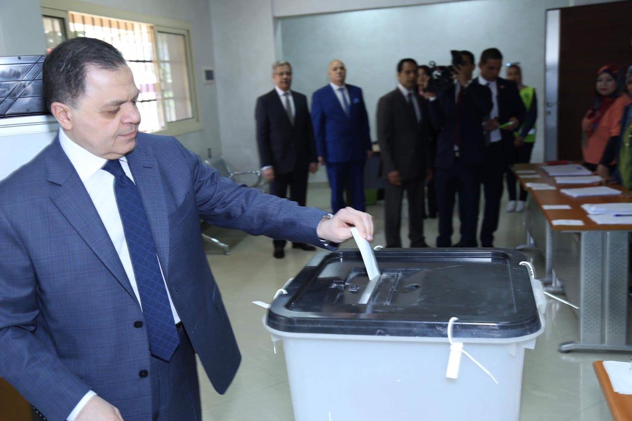السيد محمود توفيق وزير الداخلية يدلى بصوته فى الإستفتاء (3)