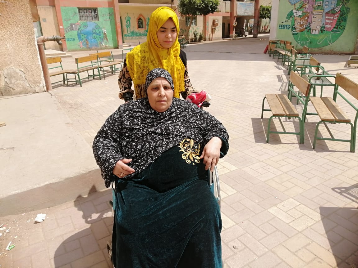 سيدة سبعينية سيدة سبعينية