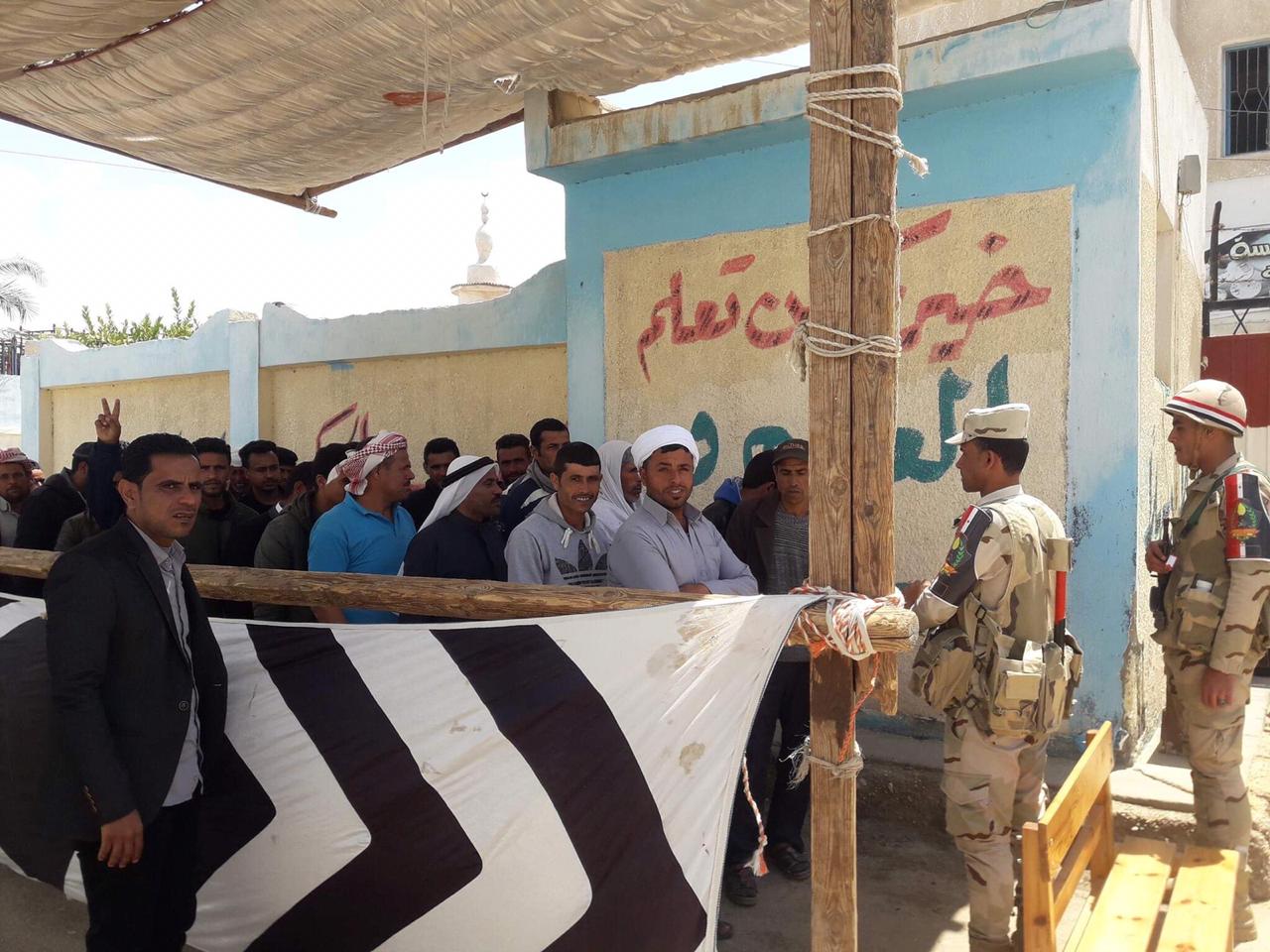 أهالى شمال سيناء المقيمين فى الإسماعيلية يصطفون بكثافة ويشاركون فى الاستفتاء (4)