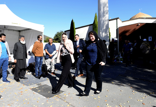رئيسة وزراء نيوزلندا ترتدى الحجاب خلال زيارتها لمسجد النور