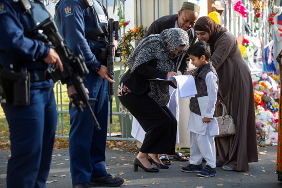 رئيسة وزراء نيوزلندا تصافح طفل