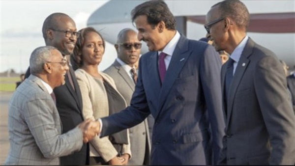 أمير قطر يصافح ولد الشافعي في رواندا