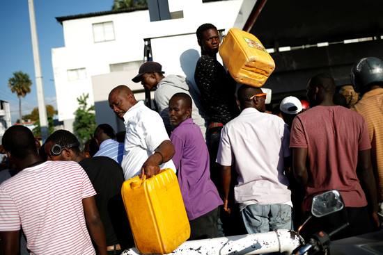 7215414-تفاقم-أزمة-الوقود-فى-هايتى--(6)