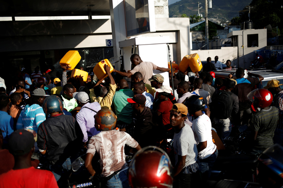 6815886-تفاقم-أزمة-الوقود-فى-هايتى--(2)