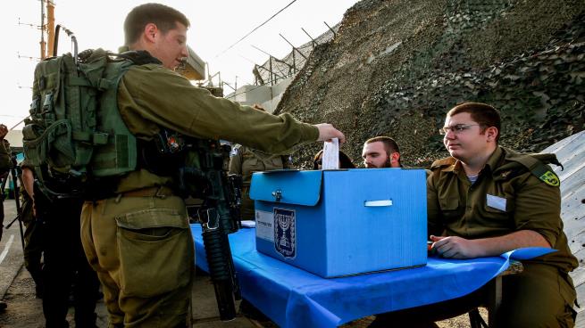 جنود يقترعون بالانتخابات الإسرائيلية