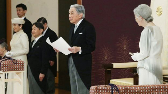 أكيهيتو أول امبراطور ياباني يتنحى منذ 200 عام