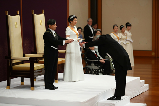 إمبراطور اليابان الجديد ناروهيتو أثناء تقليده المنصب