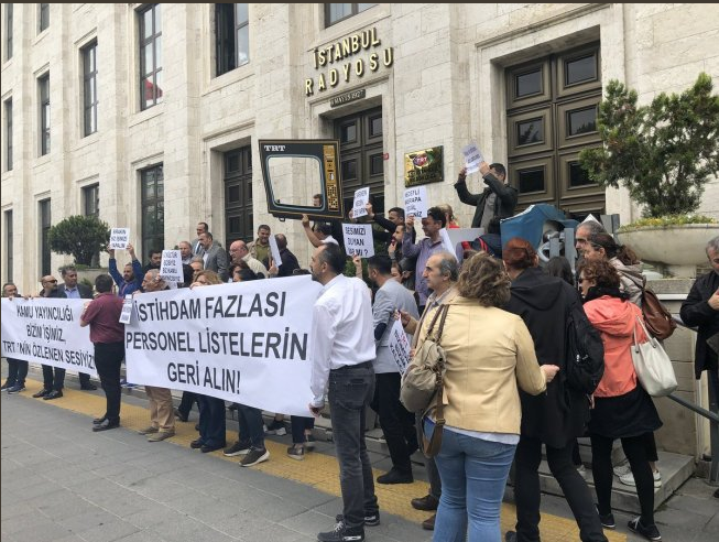 وقفة العاملين بالتلفزيون التركي إعتراضاً علي فصلهم
