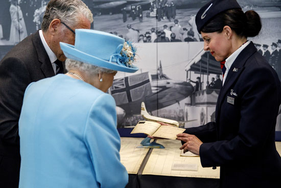 الملكة إليزابيث تحتفل بمئوية شركة الخطوط الجوية البريطانية (3)