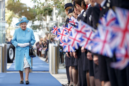الملكة إليزابيث تحتفل بمئوية شركة الخطوط الجوية البريطانية (6)