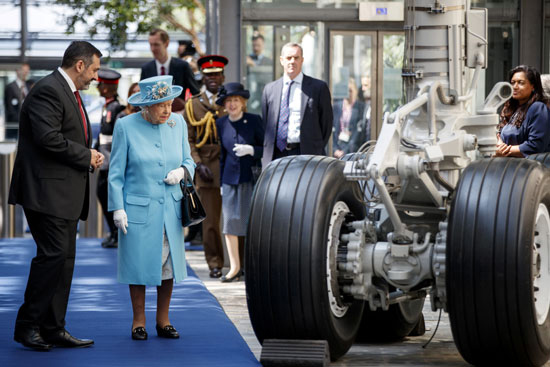 الملكة إليزابيث تحتفل بمئوية شركة الخطوط الجوية البريطانية (4)