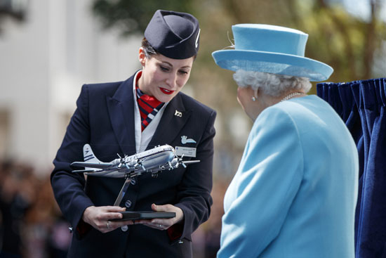 الملكة إليزابيث تحتفل بمئوية شركة الخطوط الجوية البريطانية (5)