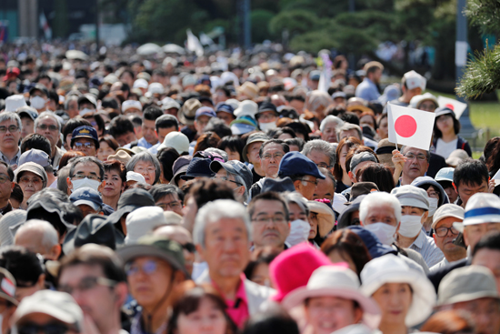 الآلاف يحتشدون أمام قصر الإمبراطورية فى اليابان (2)