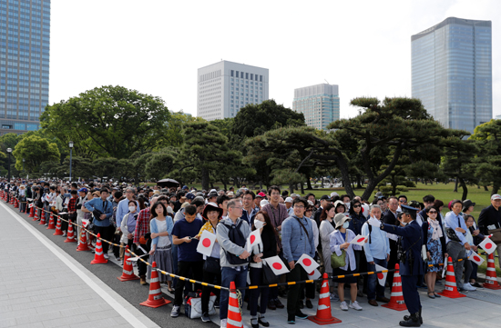 الآلاف يحتشدون أمام قصر الإمبراطورية فى اليابان (4)