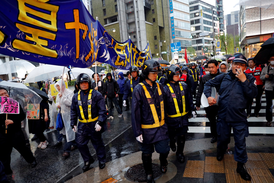 الآلاف يحتشدون أمام قصر الإمبراطورية فى اليابان (3)