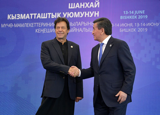 رئيس قيرغيزستان يستقبل رئيس وزراء باكستان