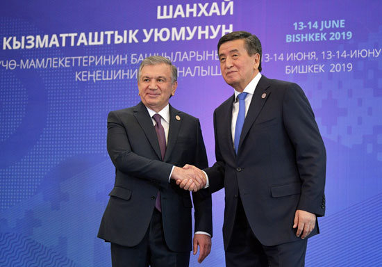 رئيس قرغيزستان سورونباي جينبيكوف يستقبل الرئيس الأوزبكي شاكت ميرزيوييف