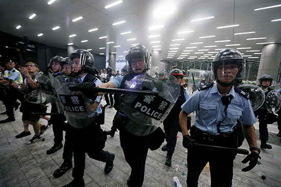 شرطة هونج كونج تتصدى للمتظاهرين (2)
