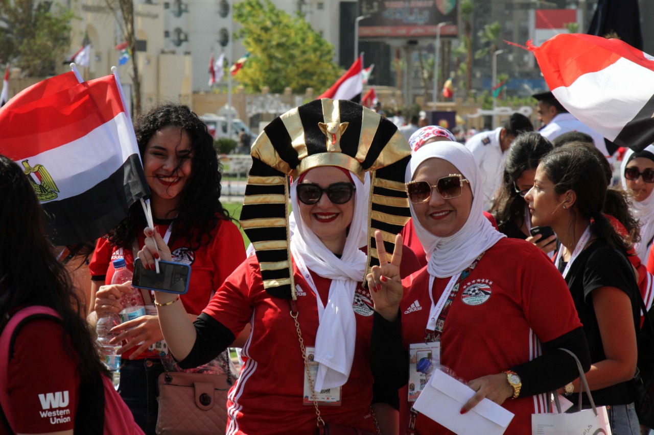 الجماهير امام ستاد القاهرة (27)