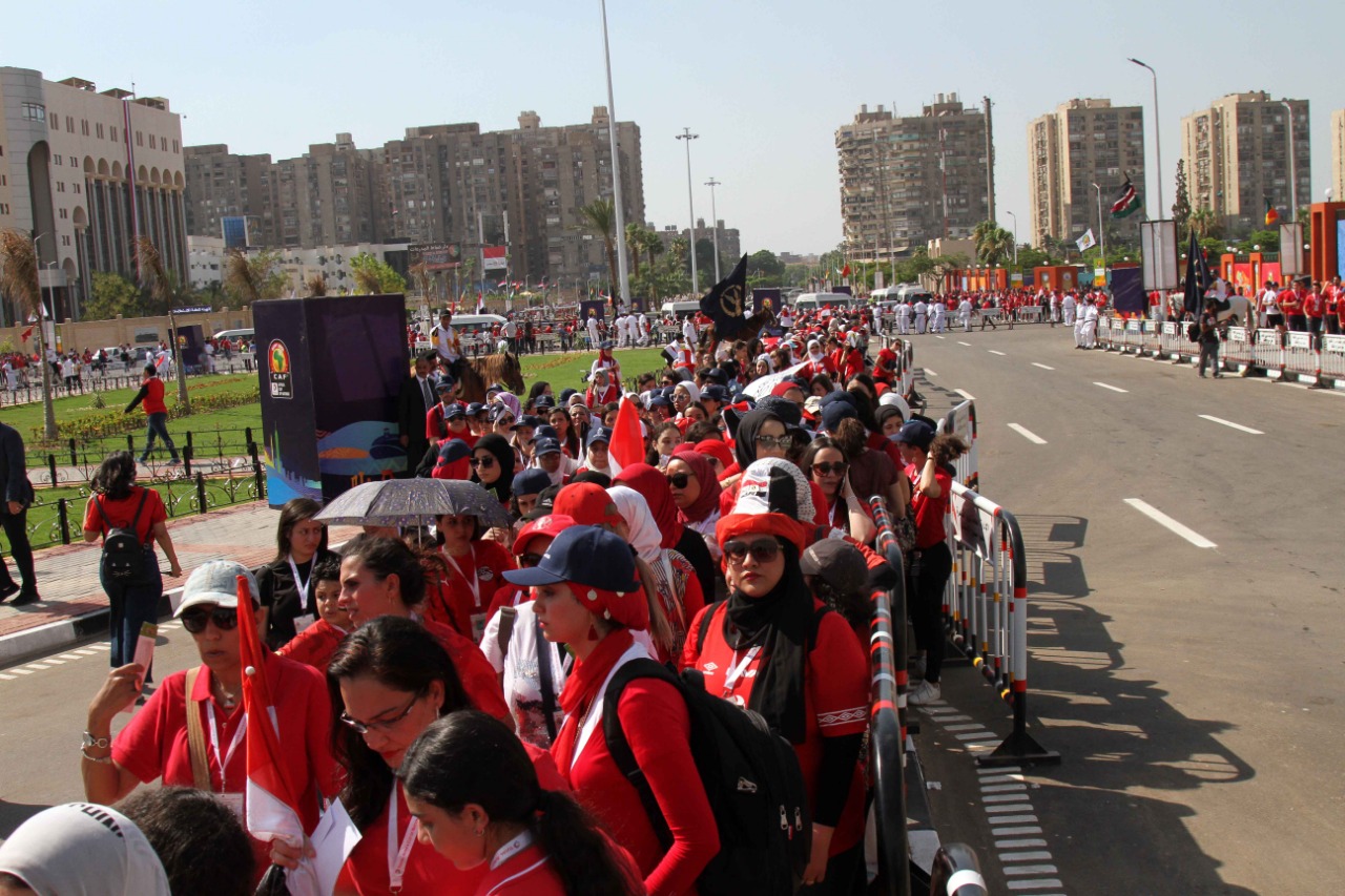 الجماهير امام ستاد القاهرة (25)