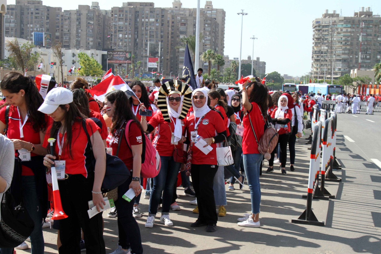 الجماهير امام ستاد القاهرة (28)