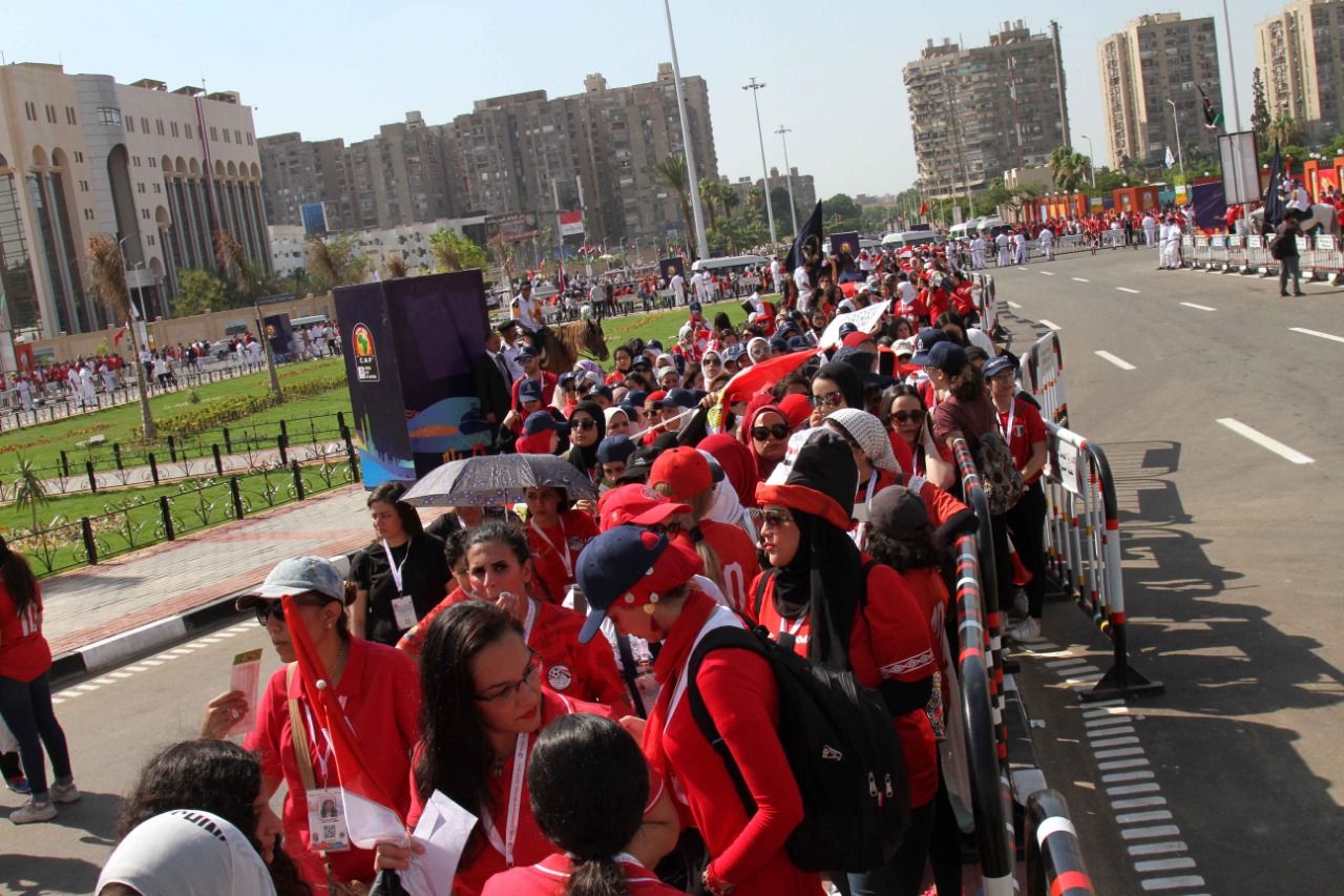 الجماهير امام ستاد القاهرة (24)