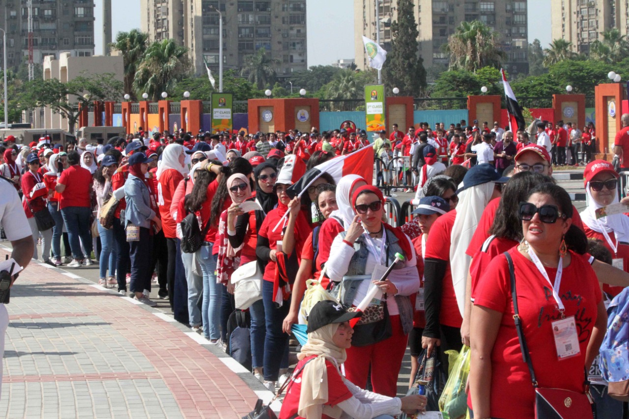 الجماهير امام ستاد القاهرة (3)